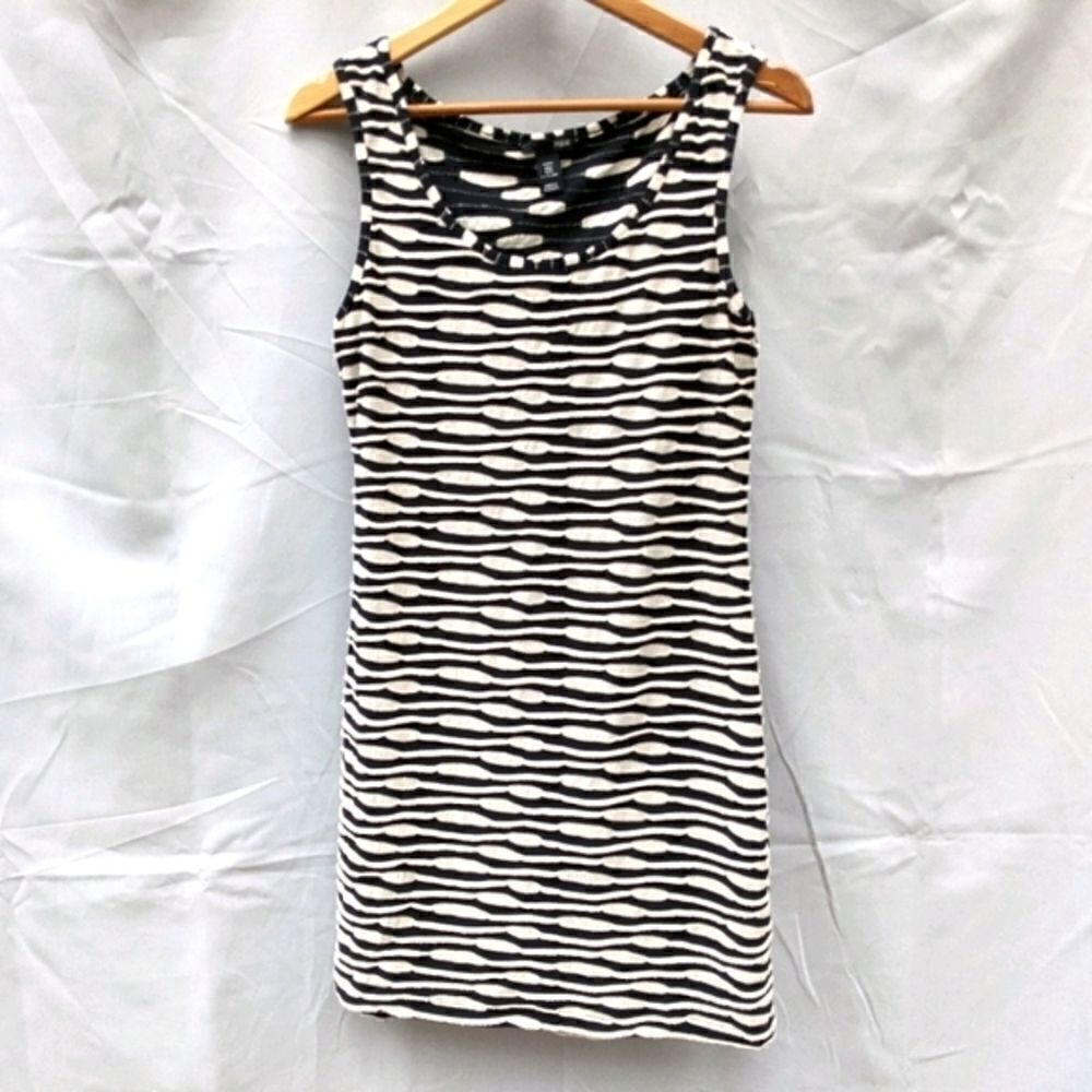 Cute H&M black and white bodycon tight dress spring summer easy outfit wavy patt